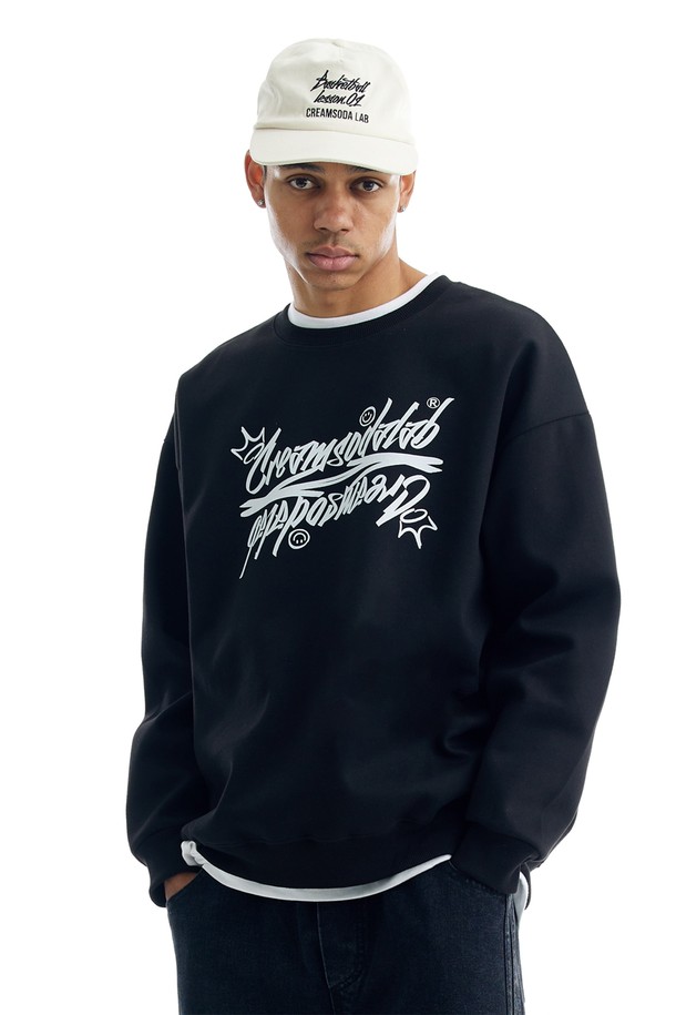 엘에이비(L.A.B) CRSDL 레터링 맨투맨은 남녀 공용으로 제작되어 일상에서 편안하게 착용하기 좋은 상의입니다. 봄, 가을, 겨울, 세 계절 활용 가능하며, 캐주얼 및 스트릿 스타일을 연출하기 좋습니다. 블랙 컬러의 오버핏 라운드넥 디자인에, 두꺼운 면 소재와 안감 기모로 제작되어 보온성이 뛰어납니다. 텐터가공 및 텀블워싱 가공 처리를 하여, 부드러운 촉감과 변형을 최소화한 것이 특징입니다. 캐주얼, 스트리트, 미니멀 스타일을 즐기는 분들께 겨울 데일리룩, 집콕룩, 산책룩으로 추천합니다.
