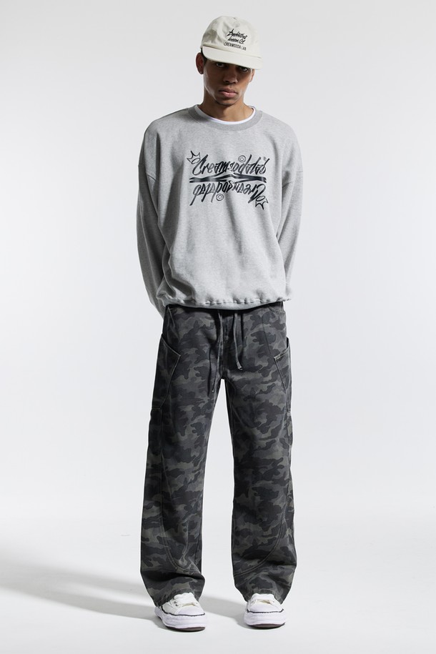 엘에이비 씨알에스디엘 레터링 맨투맨은 남녀 모두 착용 가능한 베이직하고 캐주얼한 스타일의 상의입니다. 부드러운 촉감의 면과 폴리에스테르 혼방 소재로 제작되었으며, 봄, 가을, 겨울 3계절 모두 착용 가능합니다. 넉넉한 세미오버핏에 라운드넥 디자인이며, 두꺼운 두께감과 기모 안감으로 따뜻함을 더했습니다. 블랙과 그레이 두 가지 컬러로 출시되었으며, 레터링과 로고 패턴으로 포인트를 주어 겨울 데일리룩, 미니멀, 클래식 스타일 연출에 용이합니다. 넥 라인은 2바늘 커버스티치, 소매단과 밑단은 립 마감 처리되어 있으며 사이드 라벨 디테일까지 더해져 완성도를 높였습니다.
