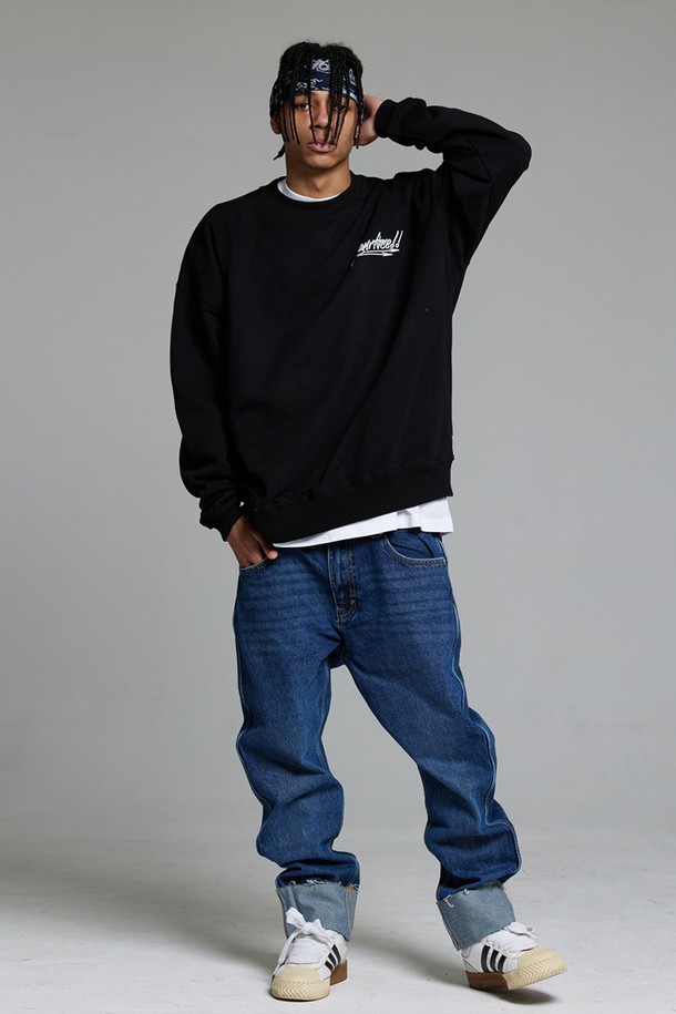 엘에이비 바스켓볼 레슨원 맨투맨은 남녀 모두 착용 가능한 루즈핏, 오버핏의 두꺼운 맨투맨입니다. 블랙 컬러에 90년대 스트리트 패션을 연상시키는 디자인으로, 일상 및 스포츠 활동에 적합합니다. 면과 폴리에스테르 혼방 소재로 제작되어 부드러운 촉감을 제공하며, 긴 소매와 라운드넥 디자인이 특징입니다. 텐터 가공 처리, 2바늘 커버스티치 마감, 리브 소매단 및 밑단, 사이드심 포인트 라벨 등 디테일한 마감 처리가 돋보입니다. 동네 마실룩, 캠핑룩, 겨울 데일리룩 등 다양한 TPO에 맞춰 스트리트, 스포티, 캐주얼 스타일을 연출할 수 있습니다.
