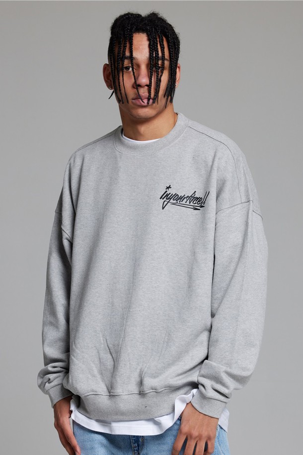 엘에이비 바스켓볼 레슨원 맨투맨은 남성용 상의로, 가을과 겨울에 활용하기 좋은 두꺼운 두께감의 면 소재 맨투맨입니다. 그레이 컬러에 농구 컨셉 디자인의 로고와 프린트 무늬가 돋보이며, 레귤러 핏과 라운드넥 디자인으로 편안한 착용감을 제공합니다. 긴 소매 기장으로 보온성을 높였으며, 부드러운 촉감으로 겨울철 데일리룩, 캐주얼, 스트리트, 미니멀 스타일을 연출하기에 좋습니다.
