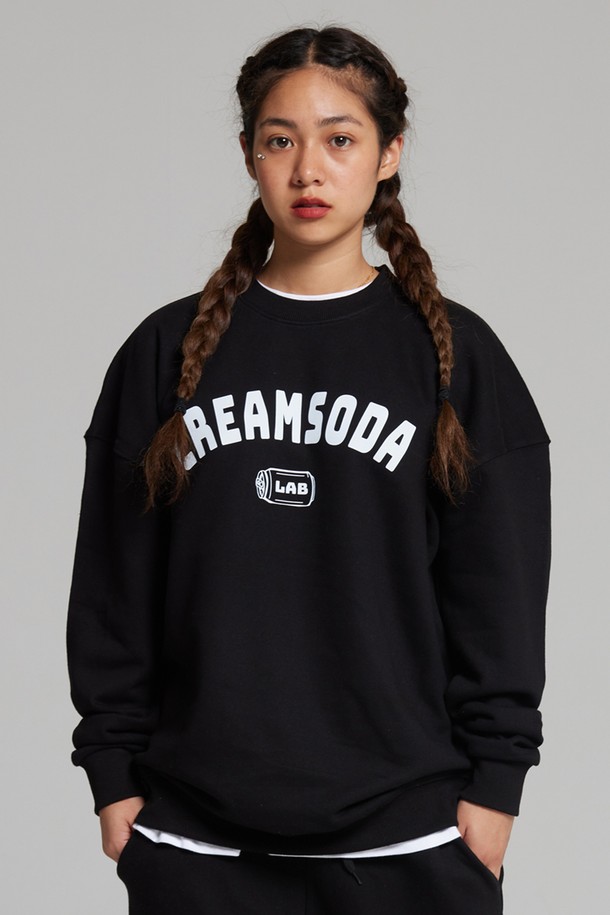 엘에이비 오지아크로고 맨투맨은 부드러운 면, 폴리에스테르 혼방 소재로 제작되어 봄, 가을, 겨울 시즌에 활용하기 좋은 두꺼운 두께감의 공용 맨투맨입니다. 캐주얼, 베이직 스타일을 기반으로 세미오버핏으로 디자인되어 편안한 착용감을 선사하며, 라운드넥과 긴 소매 기장으로 깔끔한 실루엣을 연출합니다. 텐터 가공 처리와 텀블 워싱 공정으로 완성도를 높였으며, 2바늘 커버스티치 마감, 립 마감, 사이드심 포인트 라벨 디테일로 완성도를 더했습니다. 일상생활은 물론, 편안한 겨울 데일리룩 연출에도 활용하기 좋습니다.
