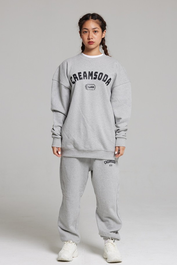 엘에이비 오지아크로고 맨투맨은 남녀 모두 착용 가능한 그레이 컬러의 캐주얼 & 베이직 스타일 맨투맨입니다. 봄, 가을, 겨울 시즌에 적합하며, 일상생활에서 편안하게 입을 수 있습니다. 세미 오버핏 레귤러 기장으로, 부드러운 면과 폴리에스테르 혼방 소재의 두꺼운 두께감이 특징입니다. 2바늘 커버스티치 마감과 지그재그 3본침 내부 스티치로 튼튼하게 제작되었으며, 리브 소매단과 밑단, 사이드 라벨 디테일로 디자인의 완성도를 높였습니다. 텀블 워싱 및 텐터 가공 처리로 변형을 최소화하여 오랫동안 착용할 수 있습니다.
