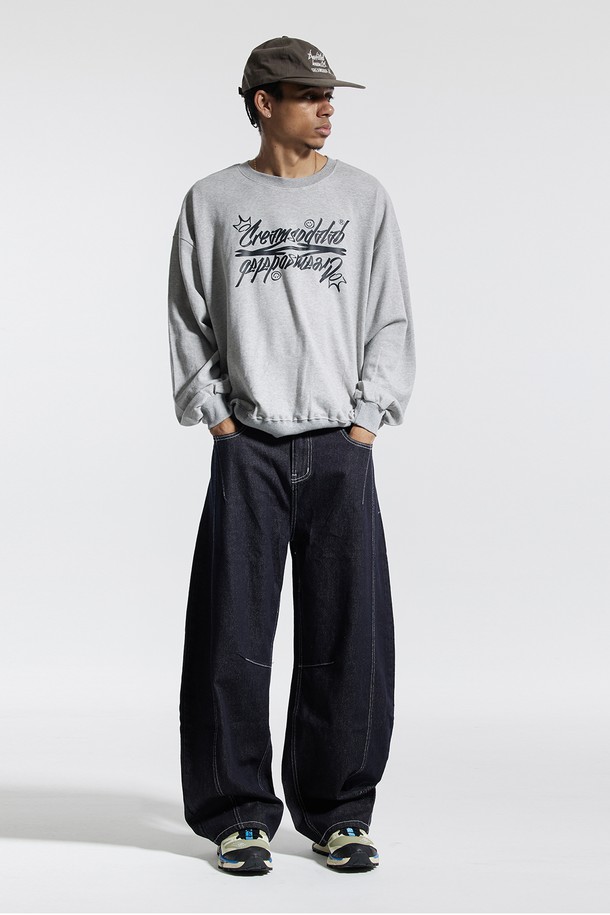 씨알에스디엘 와이드 커브드 스티치 데님 팬츠는 남녀 모두 착용 가능한 데님 팬츠입니다. 블랙과 블루 두 가지 색상으로 출시되었으며, 봄, 가을에 입기 좋은 두꺼운 두께감의 긴 기장 와이드 핏입니다. 캐주얼, 스트릿 스타일을 아우르며, 사이드 오버록 패널과 사이드 포켓, 무릎 라인 다트 디테일, 화이트 스티치, 백포켓 레더 패치 등의 특징을 가지고 있습니다. 뻣뻣한 촉감의 루즈핏으로 편안한 착용감을 선사하며, 동네 마실룩이나 여행룩에 적합합니다.
