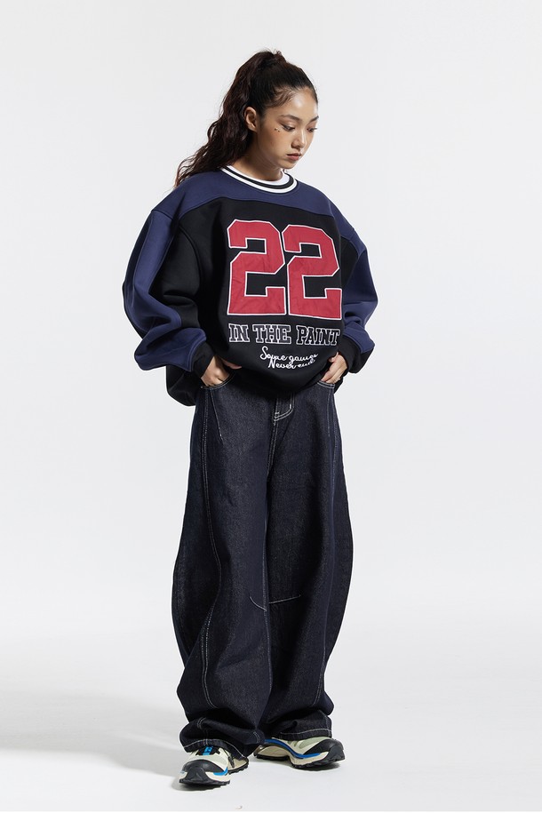 씨알에스디엘 와이드 커브드 스티치 데님 팬츠는 캐주얼, 미니멀, 시크 스타일을 추구하는 분들을 위한 사계절용 데님 팬츠입니다. 블랙과 블루 두 가지 색상으로 출시되었으며, 와이드핏의 긴 기장으로 편안한 착용감을 선사합니다. 면, 폴리에스테르, 레이온 혼방 소재로 제작되어 부드럽고 자연스러운 핏을 연출합니다. 사이드 패널 오버록 디테일, 사이드 포켓 다트, 무릎 라인 다트, 화이트 스티치, 백 포켓 가죽 패치 등 섬세한 디테일이 돋보이며, 양쪽 백 포켓으로 실용성을 더했습니다. 동네 마실룩이나 여행룩에 활용하기 좋은 아이템입니다.
