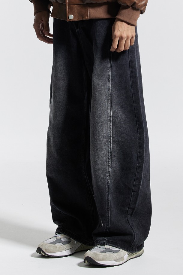 씨알에스디엘 와이드 절개 볼륨 커브드 팬츠는 남성용 바지로, 봄, 가을에 착용하기 좋습니다. 블랙 컬러의 데님 소재로 제작되었으며, 뻣뻣한 촉감과 두꺼운 두께감이 특징입니다. 루즈핏 와이드 라인으로 스트릿, 캐주얼 스타일을 연출하며, 절개 디테일과 볼륨감으로 포인트를 더했습니다. 출근룩과 모임룩에 활용하기 좋은 아이템입니다.
