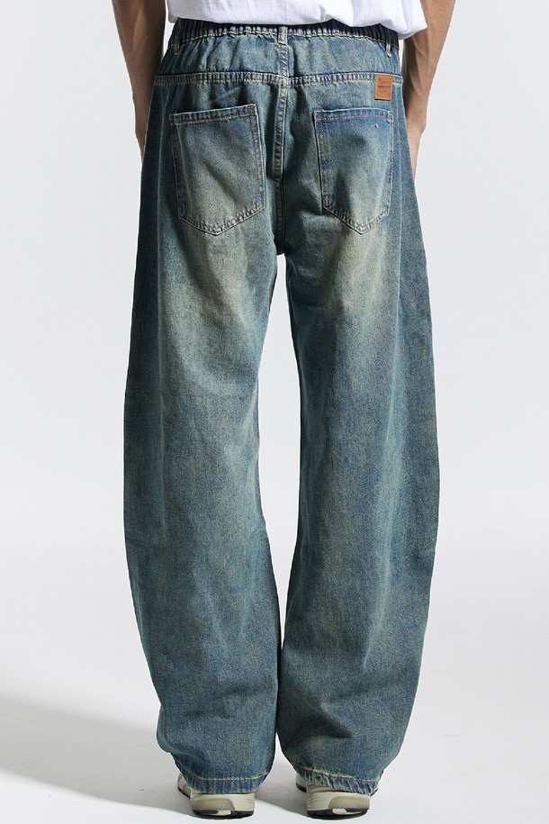 **씨알에스디엘 와이드 절개 볼륨 커브드 팬츠**는 남성을 위한 데님 소재의 긴 바지입니다. 봄, 가을에 어울리는 두꺼운 두께감과 뻣뻣한 촉감으로 제작되었으며, 루즈핏의 와이드한 실루엣을 연출합니다. 캐주얼, 스트릿, 미니멀 스타일 모두 소화 가능하며, 출근룩으로도 활용할 수 있습니다. 볼륨감 있는 핏과 절개 디테일이 특징으로, 개성 있는 스타일을 완성합니다. 블루 컬러의 무지 디자인으로 다양한 상의와 매치하기 용이합니다.
