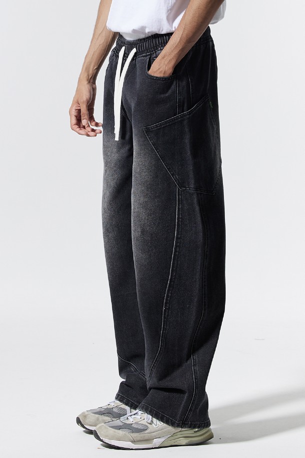 씨알에스디엘 밴딩 와이드 파이핑 사선 카고팬츠는 남성용 바지로, 캐주얼 및 스트릿 스타일을 즐기는 분들을 위한 아이템입니다. 봄, 가을에 적합하며, 뻣뻣한 데님 소재로 제작되어 두께감이 느껴지는 루즈핏 와이드 팬츠입니다. 허리 밴딩 처리로 편안한 착용감을 제공하며, 파이핑 디테일과 사선 디자인으로 포인트를 더했습니다. 동네 마실룩이나 가을 나들이룩에 활용하여 편안하면서도 스타일리시한 연출이 가능합니다.
