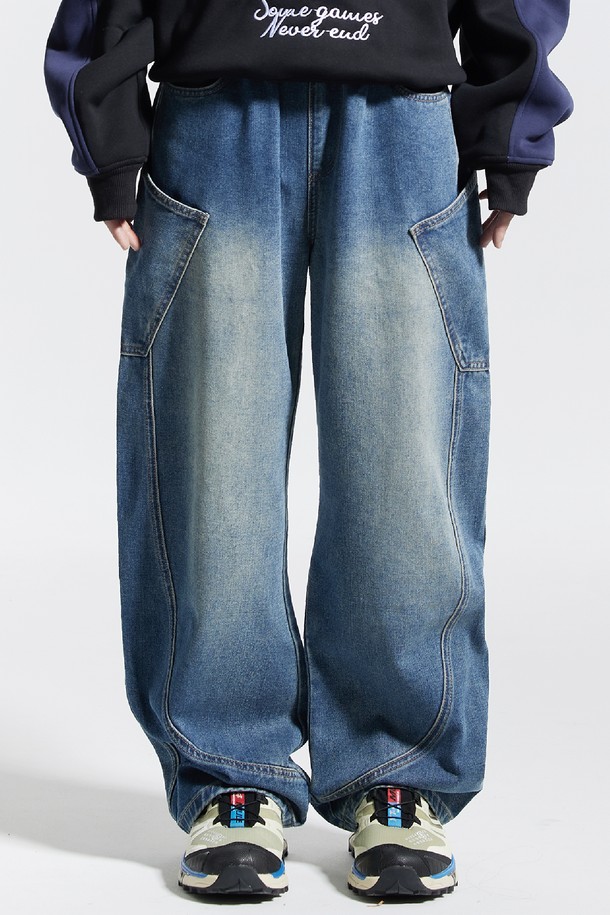 씨알에스디엘 밴딩 와이드 파이핑 사선 카고팬츠는 캐주얼, 스트릿, 미니멀 스타일을 즐기는 남성분들을 위한 데님 소재의 긴 바지입니다. 봄, 가을에 적합하며, 밴딩 처리로 편안한 착용감을 제공합니다. 와이드 핏과 루즈핏으로 트렌디한 실루엣을 연출하며, 사선 디자인과 파이핑 디테일이 돋보입니다. 동네 마실룩이나 가을 나들이룩에 활용하기 좋으며, 넉넉한 카고 포켓으로 실용성을 더했습니다.
