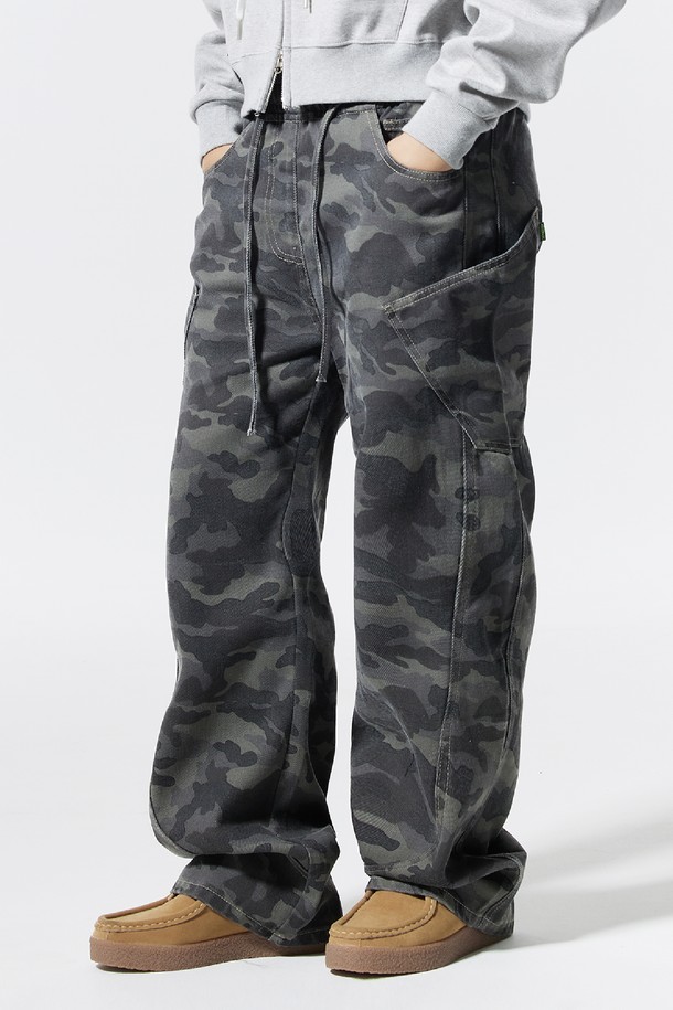 씨알에스디엘 밴딩 와이드 파이핑 사선 카고팬츠는 남성 고객을 위한 캐주얼 및 스트릿 스타일의 바지입니다. 봄, 가을 계절에 어울리며, 여행룩이나 산책룩으로 활용하기 좋습니다. 블랙과 그레이 두 가지 색상으로 출시되었으며, 와이드 핏과 루즈핏으로 편안한 착용감을 제공합니다. 밴딩 처리로 활동성을 높였으며, 파이핑 디테일과 사선 포켓이 디자인의 포인트를 더합니다. 카모 패턴이 돋보이는 긴 기장의 카고 팬츠입니다.
