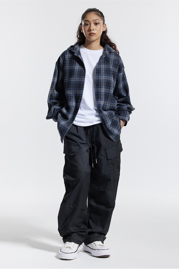 씨알에스디엘(CRS DL) 사이드 빅 카고 디링 코팅 워시드 팬츠는 남성용 카고 팬츠입니다. 블랙, 그레이, 차콜 세 가지 색상으로 출시되었으며, 봄, 가을에 착용하기 좋습니다. 스트릿 및 캐주얼 스타일을 연출하기에 적합하며, 밴딩 처리된 허리와 루즈핏으로 편안한 착용감을 제공합니다. 사이드 카고 포켓과 벨트 D링 디테일이 특징이며, 바지 밑단 스트링으로 다양한 연출이 가능합니다. 전면 코팅 디테일과 워싱 처리로 독특한 분위기를 더했으며, 폴리에스테르 소재로 제작되어 수축과 변형을 최소화하고 형태 유지력이 우수하며 흡수 및 건조가 빠릅니다.
