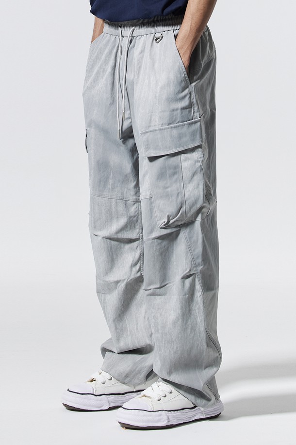 씨알에스디엘 사이드 빅 카고 디링 코팅 워시드 팬츠는 스트릿 무드와 캐주얼 스타일을 동시에 연출할 수 있는 와이드핏 카고 팬츠입니다. 그레이, 블랙, 차콜 세 가지 색상으로 만나볼 수 있으며, 허리 전체 밴딩으로 편안한 착용감을 제공합니다. 사이드 카고 포켓과 벨트 D링 디테일이 특징이며, 전면 코팅으로 독특한 질감을 더했습니다. 밑단 스트링으로 다양한 스타일을 연출할 수 있으며, 빠른 흡수와 건조 기능으로 아웃도어 활동에도 적합합니다.
