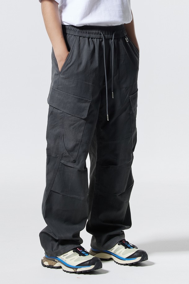 씨알에스디엘(CRS DL) 사이드 빅 카고 디링 코팅 워시드 팬츠는 스트릿, 캐주얼, 시티보이 스타일을 아우르는 남성용 카고 팬츠입니다. 봄, 가을에 착용하기 좋으며, 동네 마실룩이나 캠핑룩에 잘 어울립니다. 블랙, 그레이, 차콜 세 가지 색상으로 출시되었으며, 와이드 핏과 루즈핏으로 편안한 착용감을 제공합니다. 폴리에스테르 소재에 코팅 디테일을 더해 독특한 질감을 살렸으며, 사이드 카고 포켓, D링 디테일, 밑단 스트링, 구조적 디자인 포켓 등의 특징을 갖추었습니다. 빠른 흡수/건조 기능으로 쾌적함을 유지합니다.
