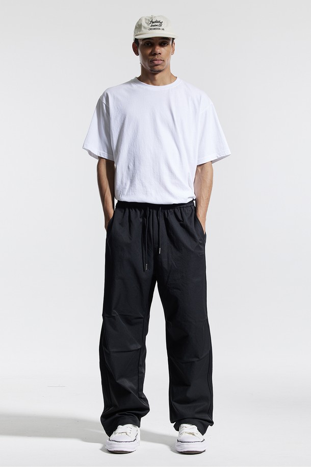 씨알에스디엘 트랙 2선 파라슈트 팬츠는 남녀 모두 착용 가능한 트랙 팬츠입니다. 블랙, 그레이, 카키 세 가지 색상으로 출시되었으며, 일상과 스포츠 활동 모두에 적합합니다. 얇은 두께감의 폴리에스테르 소재로 제작되어 부드러운 촉감을 선사하며, 루즈핏으로 편안한 착용감을 제공합니다. 허리 및 밑단 스트링, 백포켓, 톤온톤 자수, 파라슈트 플리츠 디자인, 포인트 라벨 등의 디테일이 돋보이며, 스포티, 캐주얼, 미니멀 스타일을 연출하기 좋습니다. 동네 마실룩, 여행룩, 피트니스룩 등 다양한 TPO에 활용할 수 있습니다.
