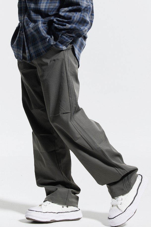 씨알에스디엘 트랙 2선 파라슈트 팬츠는 남녀 모두 착용 가능한 루즈핏 트랙 팬츠입니다. 봄, 가을에 적합하며, 스포츠 활동과 일상생활 모두에서 활용할 수 있습니다. 블랙, 그레이, 카키 3가지 색상으로 출시되었으며, 얇고 부드러운 폴리에스테르 소재로 제작되어 편안한 착용감을 선사합니다. 허리 및 밑단 스트링으로 핏 조절이 가능하며, 파라슈트 주름 디테일과 톤온톤 자수로 스포티하면서도 캐주얼한 스타일을 연출합니다. 빠른 흡수와 건조 기능으로 쾌적함을 유지해주며, 동네 마실룩, 산책룩, 피트니스룩 등 다양한 TPO에 활용하기 좋습니다.
