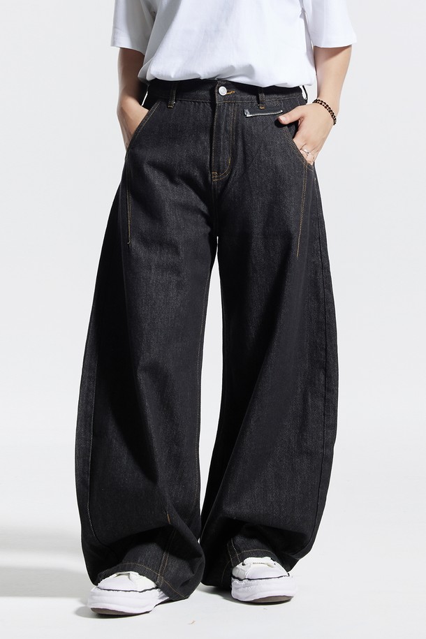 씨알에스디엘 행커치프 와이드 벌룬 커브드 팬츠는 부드러운 면과 폴리에스테르 혼방 소재로 제작되어 편안한 착용감을 선사합니다. 루즈핏의 와이드 벌룬 실루엣과 밑단 턱 디테일이 돋보이며, 탈부착 가능한 행커치프로 포인트를 더했습니다. 허리 사이즈 조절이 용이하며, 뒷주머니 수납공간과 로고 패치로 실용성을 높였습니다. 블랙과 카멜 두 가지 색상으로 출시되어 캐주얼, 미니멀, 시티보이 스타일을 연출하기 좋습니다. 일상, 동네 마실룩, 여행룩 등 다양한 TPO에 활용할 수 있는 긴 바지입니다.
