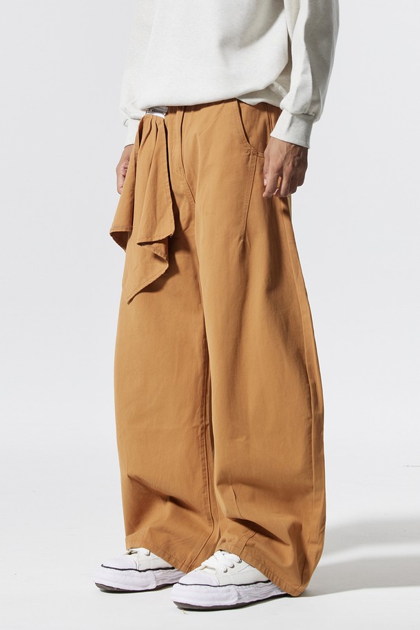 씨알에스디엘 행커치프 와이드 벌룬 커브드 팬츠는 남녀 모두 착용 가능한 캐주얼 와이드 팬츠입니다. 봄, 가을에 어울리는 중간 두께감의 면, 폴리에스테르 혼방 소재로 제작되었으며, 부드러운 촉감이 특징입니다. 지퍼 탈부착 행커치프 디테일과 벌룬 실루엣, 밑단 턱 디테일이 돋보이며, 뒷주머니와 로고 패치로 포인트를 더했습니다. 하프 밴딩 처리로 편안한 착용감을 제공하며, 동네 마실룩이나 가을 나들이룩, 캐주얼, 미니멀, 시티보이 스타일 연출에 적합합니다.
