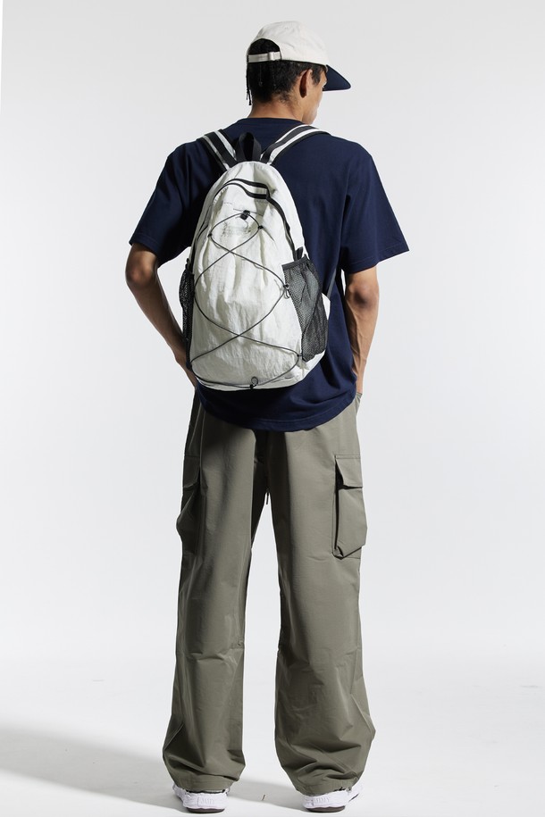 씨알에스디엘(CRS DSL) 나일론 데일리 트레이닝 러너 백팩은 일상, 러닝, 트레이닝 등 다양한 활동에 적합한 남성용 백팩입니다. 블랙 및 화이트 색상으로 출시되었으며, 가볍고 내구성이 뛰어난 나일론 소재를 사용하여 제작되었습니다. 미디엄 사이즈에 무지 패턴의 사각 형태 디자인으로, 로고 자수와 메쉬 포켓이 포인트로 더해졌습니다. 넓은 어깨끈과 루프 부착으로 편안한 착용감을 선사하며, 생활 방수 기능과 넉넉한 수납공간을 제공합니다. 특히, 전면 스트림 디자인과 필링 및 변형에 강한 내구성을 갖춰 미니멀, 스포티, 캐주얼 스타일을 연출하는 러닝룩에 활용하기 좋습니다.
