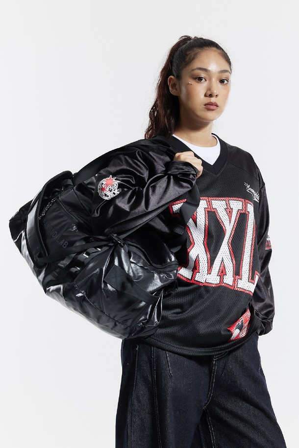 씨알에스디엘 짐 트레이닝 보스턴 백팩은 여행, 피트니스, 일상에서 활용하기 좋은 가방입니다. 폴리에스테르, 나일론, 폴리우레탄 소재로 제작되어 내구성이 뛰어나며, 백팩 겸용으로도 사용 가능합니다. 가방 사이즈는 미디엄이며, 블랙 색상의 로고 패턴 디자인으로 캐주얼, 스포티, 미니멀 스타일을 연출하기 좋습니다. 사이즈 조절, 손잡이 기능을 갖추었으며, 전면 포켓과 메쉬 포켓으로 수납력을 높였습니다. 세탁 시 변형 및 자외선 변색을 방지하며, 주름이 잘 생기지 않아 관리가 용이합니다.
