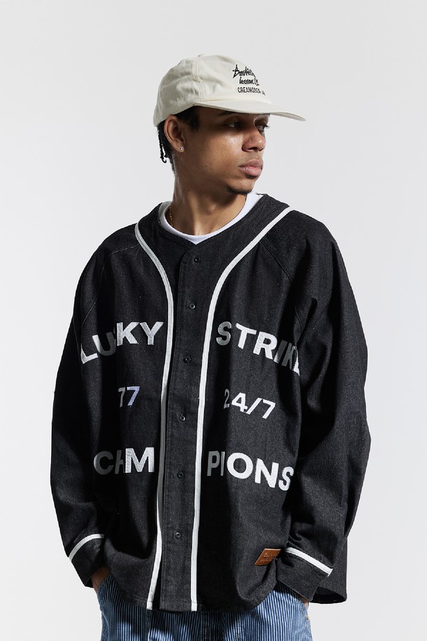 씨알에스디엘(CRS DL) 베이스볼 져지 럭키 스트라이크 챔피온 자켓은 남녀 모두 착용 가능한 오버핏 베이스볼 자켓입니다. 블랙과 블루 두 가지 색상으로 출시되었으며, 봄, 가을 일상에서 스포티, 캐주얼, 스트릿 스타일을 연출하기 좋습니다. 두꺼운 면, 폴리에스테르, 레이온 혼방 소재로 제작되어 부드러운 촉감을 선사하며, 긴 소매와 버튼 여밈, 빈티지 베이스볼 셔츠 베이스 디자인이 특징입니다. 24/7 777 럭키 스트라이크 그래픽과 아플리케 그래픽 기법, 하단 가죽 패치가 돋보이는 디자인으로 가을 나들이룩, 봄 소풍룩을 완성해보세요.

