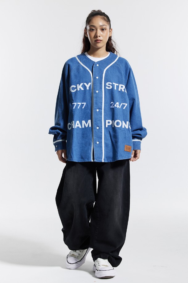씨알에스디엘(CRSDRL) 베이스볼 져지 럭키 스트라이크 챔피온 자켓은 남녀 모두 착용 가능한 오버핏 베이스볼 자켓입니다. 봄, 가을에 적합하며, 블랙과 블루 두 가지 색상으로 출시되었습니다. 스포티, 캐주얼, 스트릿 스타일을 아우르며, 면, 폴리에스테르, 레이온 혼방의 두꺼운 소재로 제작되어 부드러운 촉감을 선사합니다. 가죽 패치 디테일과 777 24/7 CHAMPIONS 그래픽, 애플리케 그래픽 기법이 특징이며, 일상과 여행룩에 모두 잘 어울립니다. 스냅 버튼 여밈과 긴 소매 기장으로 편안하게 착용할 수 있습니다.
