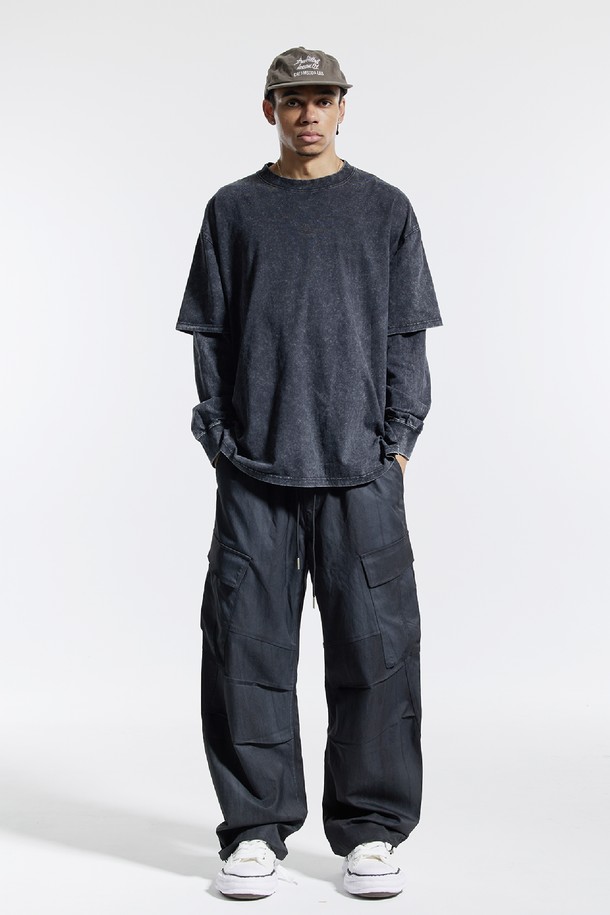 씨알에스디엘 피그먼트 페이크 이중 레이어드 롱슬리브는 남성용 티셔츠입니다. 캐주얼, 스트릿 스타일을 즐기는 분들께 적합하며, 봄, 가을에 입기 좋습니다. 블랙 컬러의 무지 디자인으로, 피그먼트 워싱 처리된 면 소재를 사용하여 자연스러운 멋을 더했습니다. 이중 레이어드 디자인과 립 디테일이 특징이며, 레귤러핏 라운드넥 긴소매 스타일로 데이트룩, 동네 마실룩 등 다양한 TPO에 활용할 수 있습니다.
