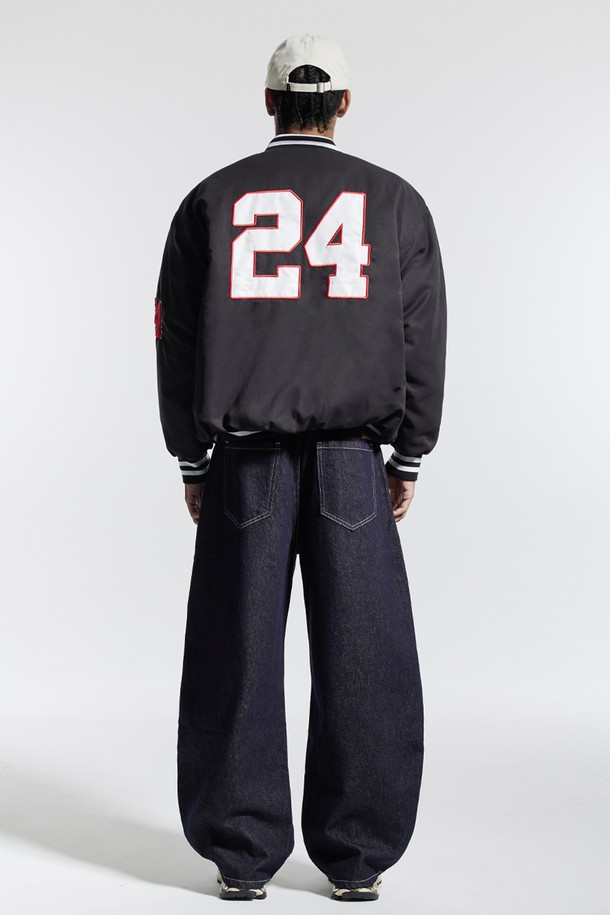 씨알에스디엘 베이스볼 스타디움 누빔 재킷은 남성용 아우터로, 겨울철 데일리룩과 스포티, 캐주얼, 미니멀 스타일을 연출하기에 적합합니다. 블랙과 네이비 두 가지 색상으로 제공되며, 릴랙스 핏으로 편안하게 착용할 수 있습니다. 두꺼운 두께의 폴리에스터 소재로 제작되었으며, E밴드 네크라인과 밑단, 긴 소매, 누빔 코트 타입이 특징입니다. 소매 자수 디테일과 퀼팅 안감이 돋보이며, 흡수, 속건, 신축성 기능이 있어 활동성을 높여줍니다. 야구점퍼 스타일의 자켓으로 일상 및 스포츠 활동 시에도 활용할 수 있습니다.
