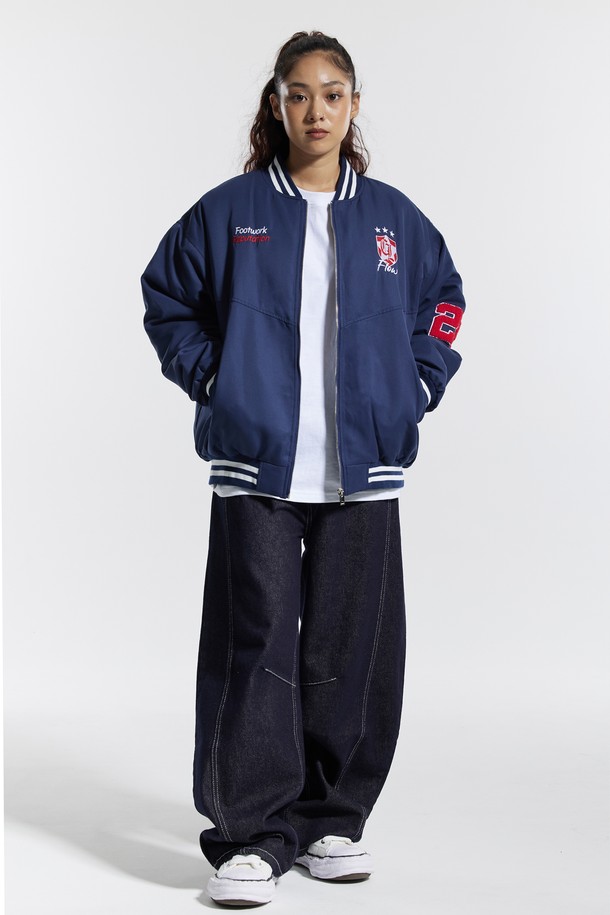 씨알에스디엘 베이스볼 스타디움 누빔 재킷은 겨울철 스포티하고 캐주얼한 스타일을 연출하기에 완벽한 아이템입니다. 네이비와 블랙 두 가지 색상으로 출시되었으며, 릴랙스 핏으로 편안한 착용감을 선사합니다. 보온, 흡습, 속건 기능을 갖춘 폴리에스테르 소재로 제작되어, 활동적인 날에도 쾌적함을 유지합니다. E밴드 네크라인과 밑단, 퀼팅 안감 디자인과 자수 패턴이 특징이며, 수분 흡수 및 건조성이 뛰어나 반복 세탁 후에도 형태 변형 없이 오래 입을 수 있습니다. 겨울 데일리룩 또는 여행룩에 미니멀한 포인트를 더해보세요.
