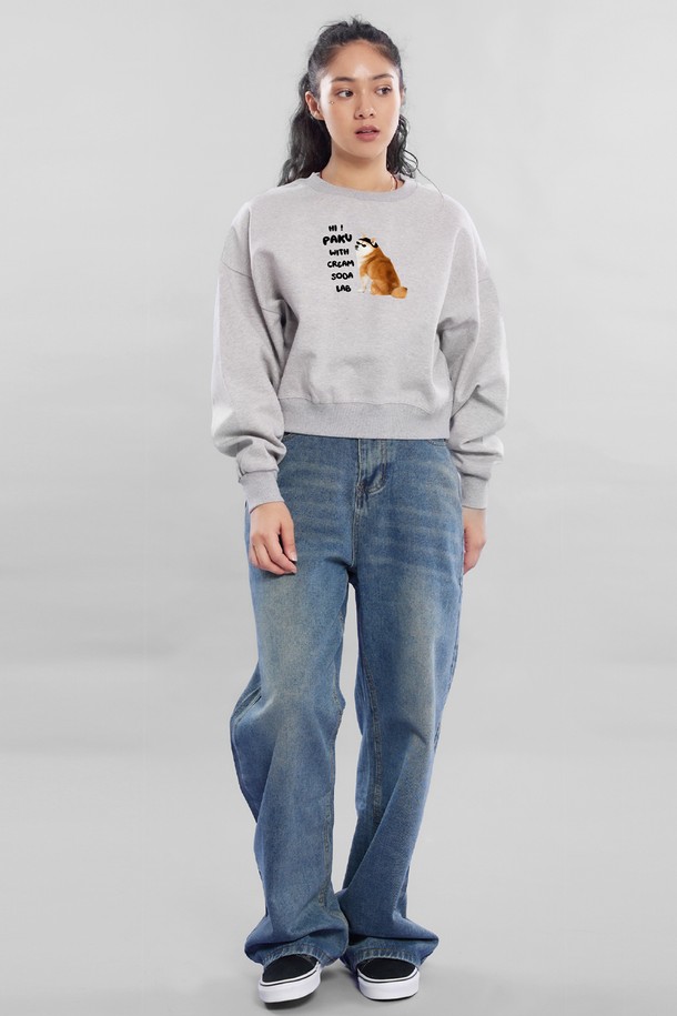 씨알에스디엘 하이 파쿠 크롭 맨투맨은 캐주얼 및 미니멀 스타일을 추구하는 분들을 위한 오버핏 크롭 맨투맨입니다. 블랙, 그레이, 그린, 네이비 4가지 색상으로 출시되어 다양한 룩에 활용 가능하며, 봄, 가을, 겨울 시즌에 착용하기 좋습니다. 부드러운 면과 폴리에스테르 혼방 소재로 제작되어 편안한 착용감을 선사하며, 두꺼운 두께감으로 보온성을 높였습니다. 2바늘 커버스티치 공법, 지그재그 스티치, 립원단 디테일, 사이드 라벨 등 꼼꼼한 마감 처리가 돋보입니다. 집콕룩이나 겨울 데일리룩에 코디하여 편안하고 스타일리시한 연출이 가능합니다.
