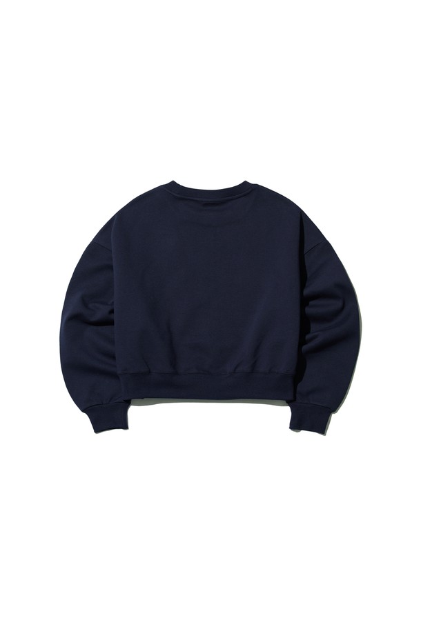 씨알에스디엘 하이 파쿠 크롭 맨투맨은 베이직, 캐주얼, 미니멀 스타일을 즐기는 분들을 위한 데일리 아이템입니다. 블랙, 그레이, 그린, 네이비 4가지 컬러로 출시되어 다양한 룩에 활용하기 좋습니다. 면과 폴리에스테르 혼방 소재로 제작되어 부드러운 촉감을 선사하며, 중간 두께감으로 봄, 가을, 겨울 3계절 모두 착용 가능합니다. 크롭 기장과 오버핏 디자인으로 트렌디한 스타일을 연출하며, 라운드넥과 긴소매, 무지 디자인으로 깔끔함을 더했습니다. 립 디테일, 사이드 라벨, 2바늘 커버스티치 공법으로 완성도를 높인 씨알에스디엘 하이 파쿠 크롭 맨투맨으로 편안하고 스타일리시한 집콕룩과 겨울 데일리룩을 완성해 보세요.
