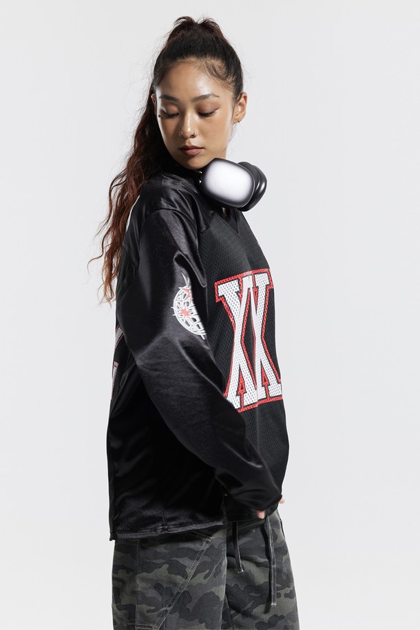 씨알에스디엘 오버클럭 투엑스라지 럭비 져지 롱슬리브는 스포티하고 스트릿한 스타일을 연출하기에 좋은 상의입니다. 블랙과 네이비 컬러로 출시되었으며, 통기성이 뛰어난 폴리에스테르 소재로 제작되었습니다. 이중 저지 구조 레이어드로 두께감을 더했으며, 빛의 각도에 따라 은은하게 반사되는 광택이 특징입니다. 바스켓볼 유니폼 스타일의 오버핏 져지로, 빅 사이즈 그래픽과 고급스러운 무드를 선사합니다. 피트니스룩으로 활용하기에도 적합합니다.
