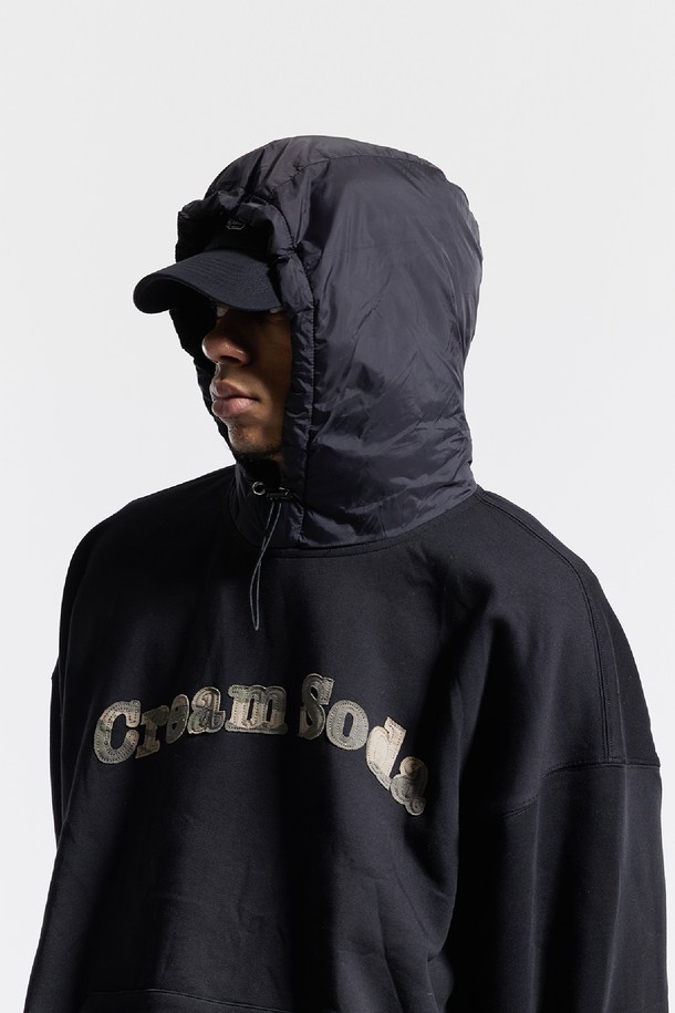 **씨알에스디엘 후드 패딩 카모 레터링 셔츠**는 겨울철 데일리룩과 스트리트, 캐주얼 스타일을 위한 남성용 아우터입니다. 블랙과 모카 두 가지 색상으로 출시되었으며, 오버핏으로 편안한 착용감을 제공합니다. 면과 폴리에스테르 혼방의 부드러운 촉감과 두꺼운 두께감으로 보온성을 높였습니다. 후드 스트링 조절과 아치형 로고 프린트, 경량 패딩, 빈티지 워싱 효과가 특징입니다. 긴 소매와 집업 여밈 방식으로 편리하며, 카모 패턴과 로고 디자인이 돋보이는 제품입니다.
