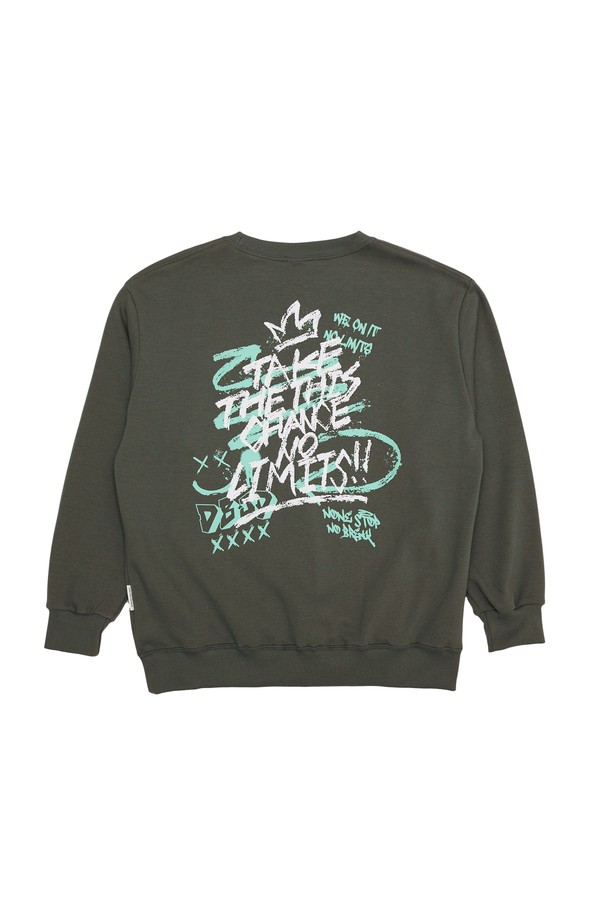 붓칠 그래피티 맨투맨은 남녀 모두 착용 가능한 오버핏 맨투맨입니다. 봄, 가을, 겨울 3계절 활용 가능하며, 블랙과 카키 두 가지 색상으로 출시되었습니다. 면과 폴리에스테르 혼방 소재로 제작되어 부드러운 촉감과 편안한 착용감을 선사합니다. 스트릿 및 캐주얼 스타일을 연출하기 좋으며, 그래피티 프린팅 디테일이 돋보입니다. 라운드넥에 긴 소매 기장으로 디자인되었습니다.
