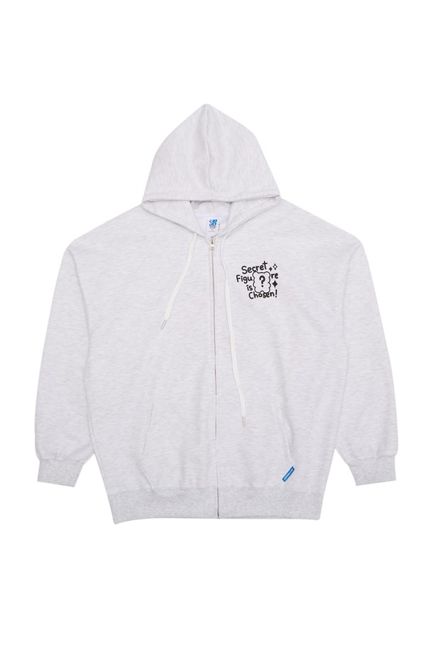 **랜덤 피규어 부클베어 후드집업**은 남녀 모두 착용 가능한 캐주얼 후드집업입니다. 블랙과 라이트카키 두 가지 색상으로 출시되었으며, 봄, 가을에 활용하기 좋습니다. 귀여운 캐릭터 자수와 립 디테일이 특징이며, 레귤러핏으로 편안하게 착용할 수 있습니다. 동네 마실룩, 캠핑룩 등 가벼운 외출에 적합하며, 미니멀, 스트리트 스타일을 연출하기 좋습니다. 면과 폴리에스테르 혼방 소재로 제작되었습니다.
