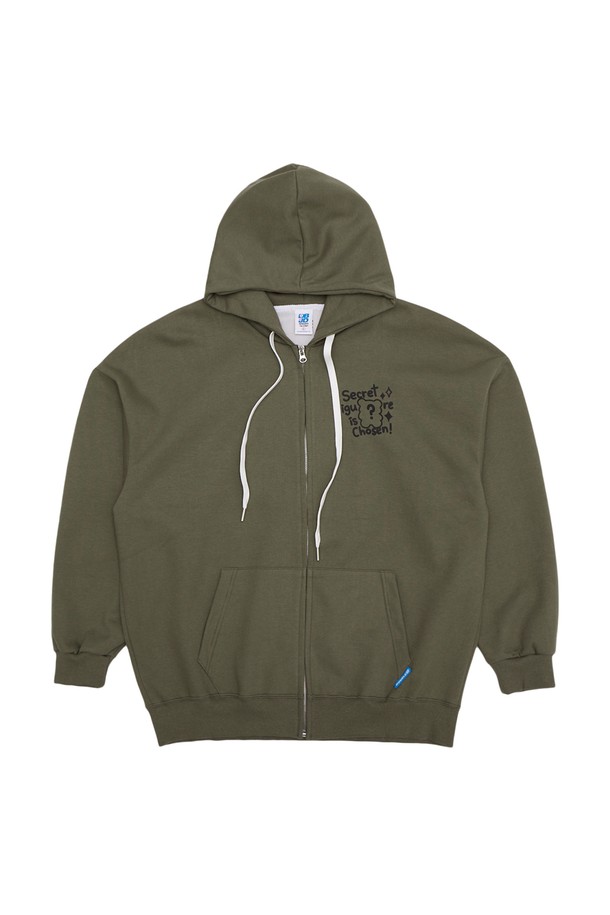 "랜덤 피규어 부클베어 후드집업"은 캐주얼과 스트릿 스타일을 모두 아우르는 공용 후드집업입니다. 부드러운 촉감의 면과 폴리에스테르 혼방 소재로 제작되어, 두꺼운 두께감으로 봄, 가을, 겨울 3계절 내내 따뜻하게 착용할 수 있습니다. 블랙과 라이트 카키 두 가지 컬러로 출시되었으며, 오버핏 디자인과 넉넉한 긴 소매, 후드 디테일이 특징입니다. 특히 전면에 랜덤 피규어 자수 디테일이 더해져 유니크한 매력을 선사하며, 겨울철 데일리룩에 포인트를 더하기 좋습니다.
