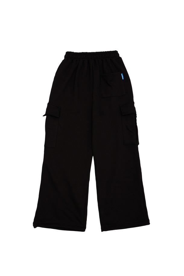 **바이크 절개 카고 팬츠**는 남녀 모두 착용 가능한, 봄/가을 시즌용 긴바지입니다. 면과 폴리에스테르 혼방 소재로 제작되어 편안한 착용감을 제공하며, 루즈핏으로 활동성을 높였습니다. 블랙 색상의 무지 디자인에 절개 디테일과 카고 포켓을 더해 스트릿 및 캐주얼 스타일을 연출하기 좋습니다. 바이크를 즐길 때뿐만 아니라 일상에서도 개성 있는 스타일을 완성할 수 있습니다.
