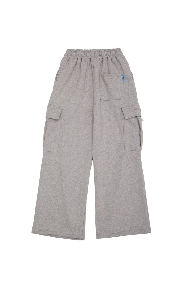 바이크 절개 카고 팬츠는 남녀 모두 착용 가능한 루즈핏의 긴 기장 바지입니다. 면과 폴리에스테르 혼방 소재로 제작되어 봄, 가을에 적합하며, 무지 디자인에 절개 디테일과 카고 포켓으로 포인트를 더했습니다. 캐주얼, 스트리트, 미니멀 스타일을 믹스매치하여 동네 마실룩이나 산책룩을 연출하기 좋습니다. 블랙 컬러로 어떤 상의와도 쉽게 코디할 수 있으며, 편안한 착용감을 선사합니다.
