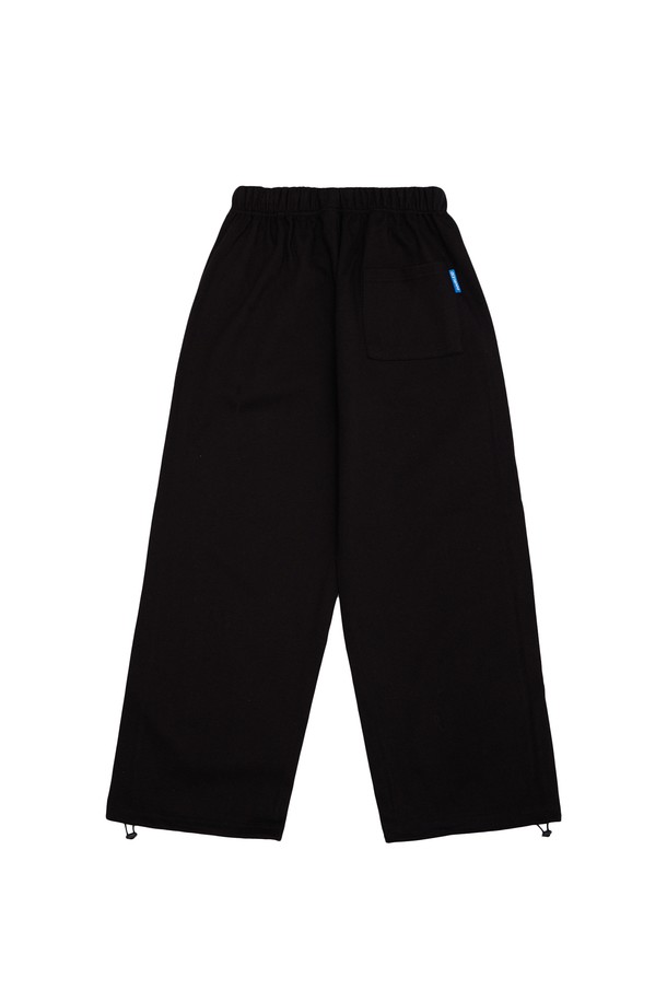 커브 스티치 스트링 팬츠는 남녀 모두 착용 가능한, 캐주얼하고 스포티한 스타일의 스트링 팬츠입니다. 봄, 여름, 가을 계절에 적합하며, 면과 폴리에스테르 혼방 소재로 제작되어 부드러운 촉감을 선사합니다. 레귤러 핏의 스트레이트 핏으로, 밴딩 처리와 스트링 디테일이 편안한 착용감을 제공합니다. 블랙, 그린, 핑크, 그레이 4가지 색상으로 출시되어 동네 마실룩이나 여행룩 등 다양한 일상 코디에 활용하기 좋습니다. 스티치 패턴이 포인트로 들어가 미니멀한 스타일에 포인트를 더했습니다.
