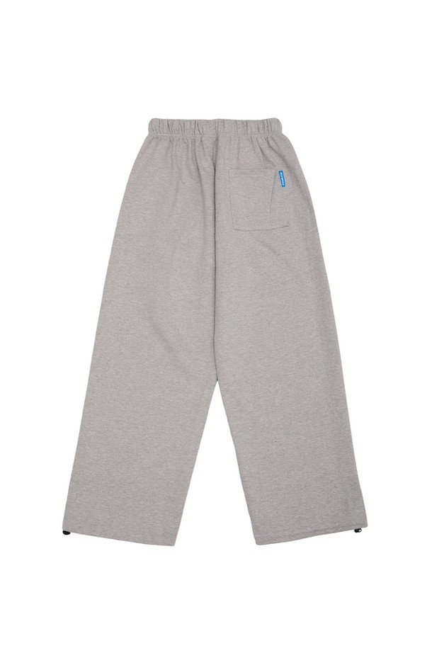 **커브 스티치 스트링 팬츠**는 캐주얼하고 미니멀한 스타일을 추구하는 남녀 모두에게 적합한 스트링 팬츠입니다. 봄, 가을에 어울리는 면과 폴리에스테르 혼방 소재로 제작되어 편안한 착용감을 선사합니다. 루즈핏으로 활동성을 높였으며, 블랙, 그린, 핑크, 그레이 4가지 컬러로 출시되어 취향에 맞게 선택할 수 있습니다. 허리 스트링 디테일과 스티치 패턴이 돋보이며, 동네 마실룩이나 산책룩으로 활용하기 좋습니다.
