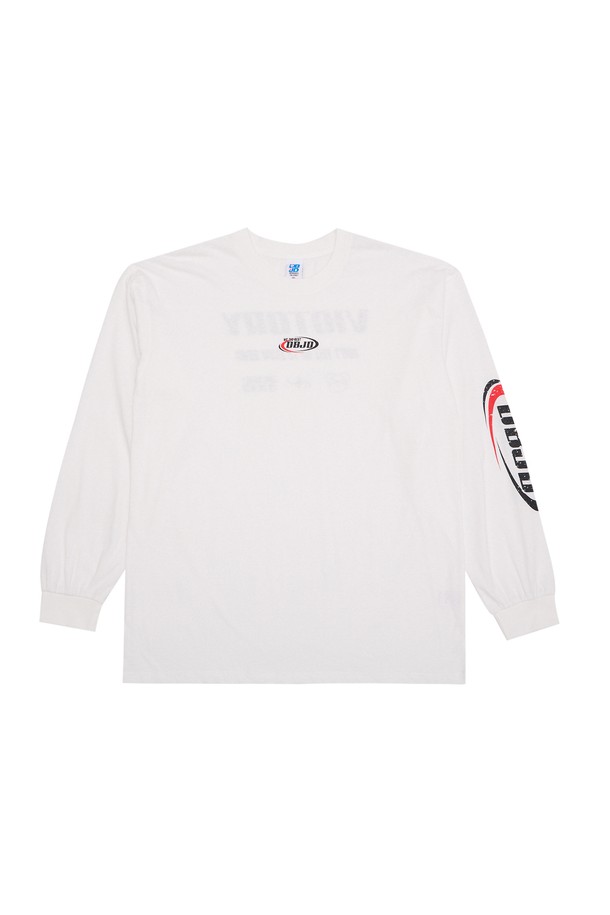 **빅토리 긴팔**은 부드러운 촉감의 면, 폴리에스터 혼방 소재로 제작된 긴팔 티셔츠입니다. 라운드넥에 오버핏으로 제작되어 편안한 착용감을 선사하며, 베이직하고 캐주얼한 무드로 연출할 수 있습니다. 블랙과 화이트 두 가지 컬러로 출시되어, 어떤 스타일에도 쉽게 매치할 수 있습니다. 봄, 가을 시즌에 적합하며, 동네 마실룩이나 카페룩에 활용하기 좋습니다. 빅토리 로고 패턴이 은은하게 포인트가 되어 캐주얼하고 미니멀한 스타일을 완성합니다.
