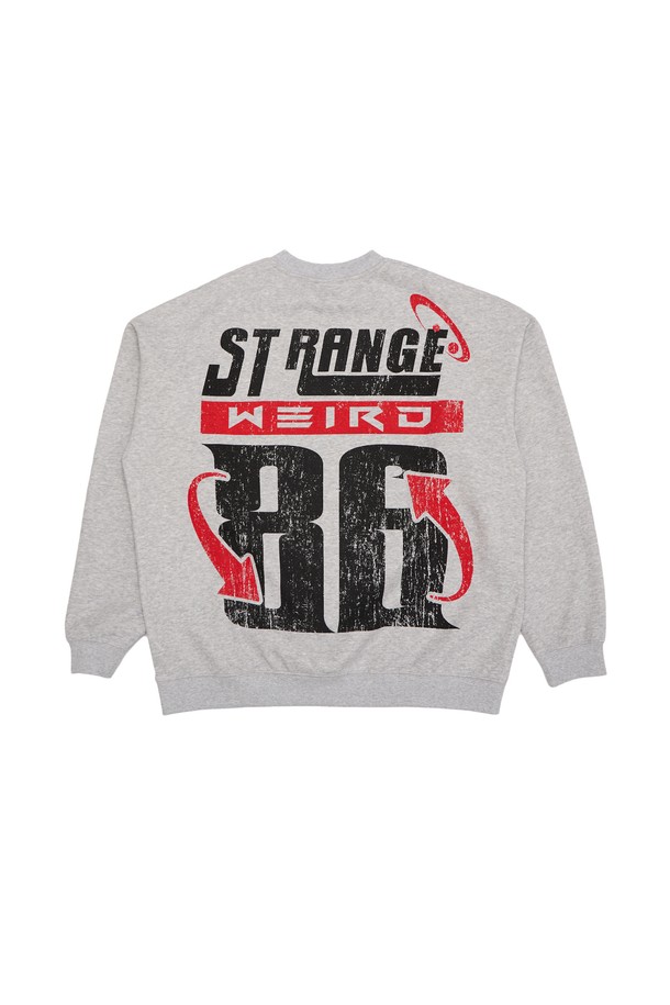 블랙과 그레이 컬러로 출시된 남녀 공용 '스트레인지' 맨투맨입니다. 면과 폴리에스테르 혼방 소재로 제작되어 가을, 겨울 시즌에 두꺼운 두께감으로 따뜻하게 착용할 수 있습니다. 라운드넥에 오버핏으로 캐주얼하고 스트릿한 스타일을 연출하며, 등판에는 백 프린팅으로 포인트를 더했습니다. 일상, 집콕, 산책 등 다양한 TPO에 활용 가능하며, 데일리룩에 개성을 더해줍니다. 긴 소매 기장으로 편안함과 스타일을 동시에 잡았습니다.
