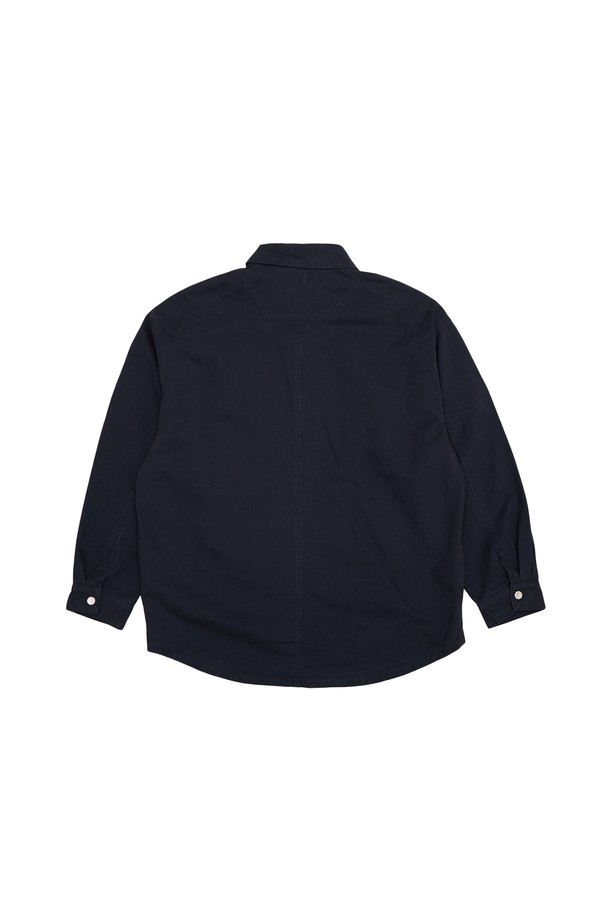 부드러운 면 소재의 코튼 워싱 리벳 재킷입니다. 남녀 모두 착용 가능하며, 베이직하고 캐주얼한 스타일로 봄, 가을에 활용하기 좋습니다. 브라운 컬러의 무지 디자인에 레귤러핏으로 제작되었으며, 얇은 두께감으로 편안하게 착용할 수 있습니다. 데이트룩 또는 가을 나들이룩에 톤온톤 코디를 연출해보세요.
