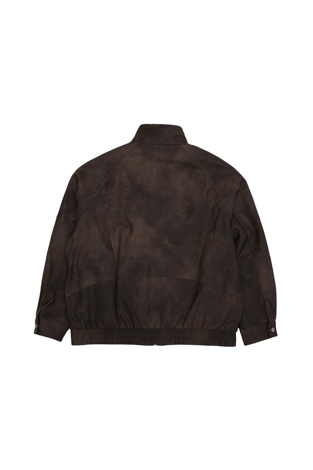 세련된 차이나 카라 디자인의 레더 재킷입니다. 남녀 모두 착용 가능하며, 봄, 가을에 어울리는 보통 두께감으로 제작되었습니다. 브라운과 블랙 두 가지 색상으로 출시되어 다양한 스타일 연출이 가능합니다. 캐주얼, 베이직 무드를 선호하는 분들께 추천하며, 데이트룩 및 쇼핑룩에 활용하기 좋습니다. 폴리에스테르 소재에 레귤러 핏으로 편안하게 착용할 수 있으며, 크롭 기장과 스냅 버튼 여밈 방식이 특징입니다. 
