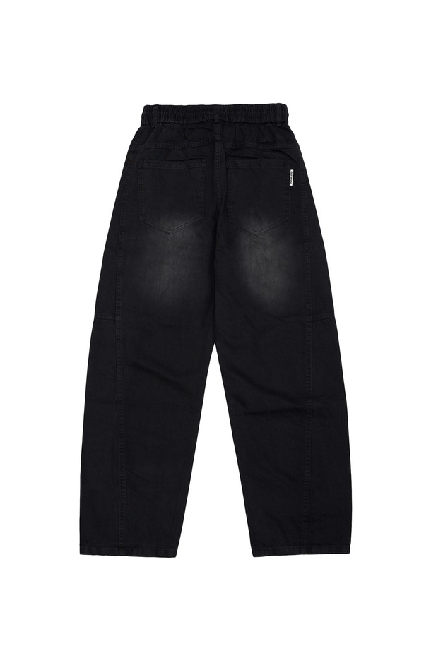 사이드 벌룬 절개 데님은 블랙과 그레이 두 가지 색상으로 출시되어, 사계절 내내 활용 가능한 데님 팬츠입니다. 밴딩 처리된 허리와 루즈핏으로 편안한 착용감을 선사하며, 데일리룩부터 동네 마실룩, 쇼핑룩까지 폭넓게 소화할 수 있습니다. 면 소재로 제작되어 부드러운 촉감을 자랑하며, 벌룬핏과 사이드 절개 디테일이 캐주얼하면서도 개성 있는 스타일을 연출합니다. 미니멀, 시티보이 스타일을 즐겨 입는 분들께 특히 추천하는 아이템입니다.
