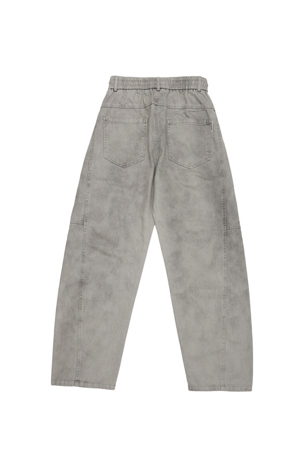 사이드 벌룬 절개 데님은 남녀 모두 착용 가능한 캐주얼 스타일의 긴 바지입니다. 무지 패턴의 레귤러핏으로 제작되었으며, 봄, 여름, 가을에 적합합니다. 블랙 컬러의 면 소재로 편안한 착용감을 선사하며, 사이드 슬릿 디테일이 돋보입니다. 미니멀한 디자인으로 다양한 상의와 매치하여 스타일리시한 연출이 가능합니다.
