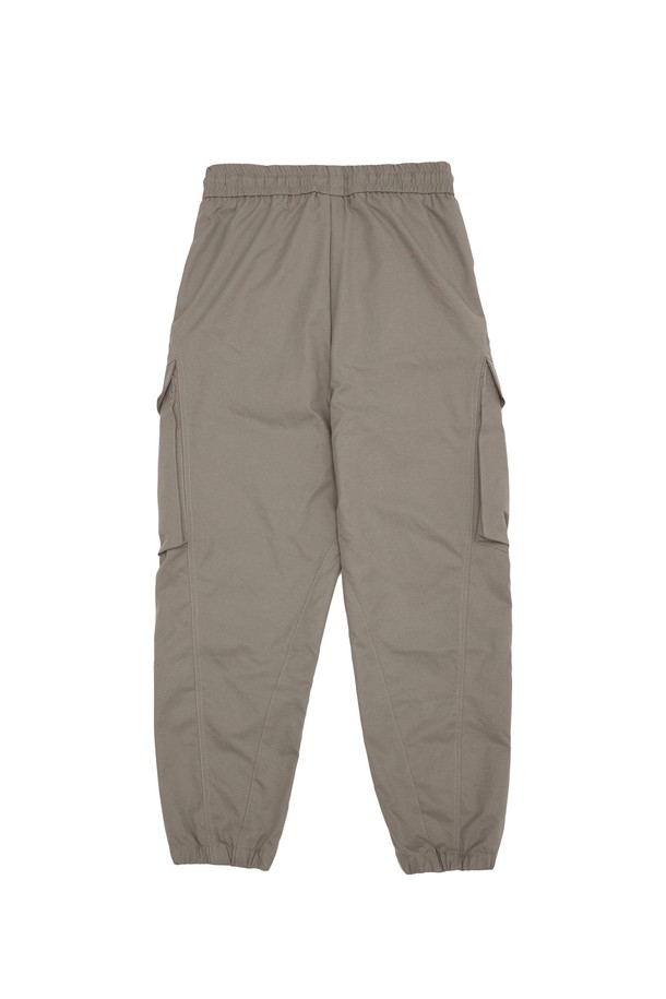 블랙과 카키 컬러로 출시된 지퍼 카고 조거 팬츠입니다. 봄, 가을 시즌에 적합하며, 폴리에스테르 소재로 제작되어 편안한 착용감을 제공합니다. 릴랙스 핏에 조거 스타일로 활동성을 높였으며, 허리 밴딩으로 편안함을 더했습니다. 캐주얼, 스트리트, 미니멀 스타일을 모두 소화할 수 있으며, 일상 및 여행 시에도 활용하기 좋습니다. 카고 포켓과 지퍼 디테일로 포인트를 더한 디자인입니다.
