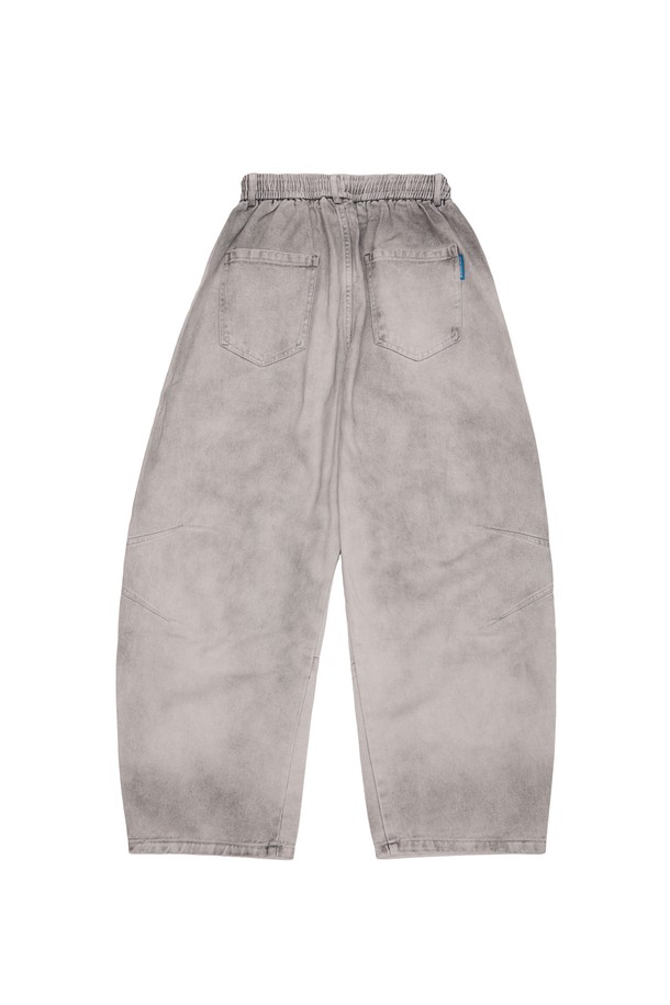 블랙과 화이트 컬러로 출시된 더티 워싱 데님 팬츠입니다. 면 소재로 제작되어 사계절 내내 편안하게 착용할 수 있으며, 캐주얼하고 미니멀한 스타일을 연출합니다. 투턱과 커브드 핏으로 디자인되어 트렌디함을 더하며, 더티 워싱 디테일이 빈티지한 무드를 자아냅니다. 일상복으로 활용하기 좋은 데님 팬츠입니다.
