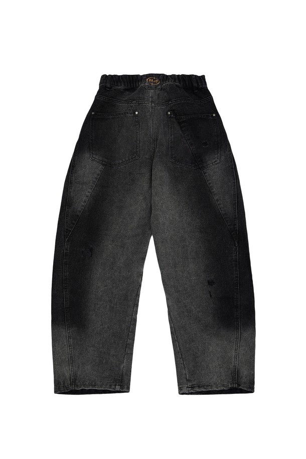 뒷면 절개 데님 팬츠는 남녀 누구나 착용 가능한 캐주얼 스타일의 긴 바지입니다. 봄, 가을에 적합하며, 레귤러 핏으로 편안한 착용감을 선사합니다. 블랙과 블루 두 가지 색상으로 제공되며, 면과 폴리에스테르 혼방 소재로 제작되어 튼튼합니다. 뒷면 절개 디테일이 돋보이며, 데이트룩, 쇼핑룩 등 다양한 TPO에 활용할 수 있습니다. 미니멀, 클래식 스타일을 선호하는 분들께 추천합니다.
