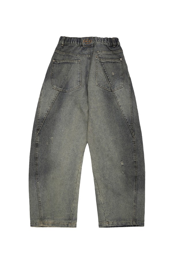 블랙과 블루 컬러로 만나볼 수 있는 뒷면 절개 디테일 데님 팬츠입니다. 면과 폴리에스테르 혼방 소재로 제작되어 봄, 가을에 적합하며, 레귤러핏으로 편안하게 착용 가능합니다. 캐주얼, 미니멀, 클래식 스타일을 연출하기 좋으며, 데이트룩, 동네 마실룩 등 다양한 TPO에 활용할 수 있습니다. 무지 패턴에 뒷면 절개 디테일이 더해져, 심플하면서도 스타일리시한 매력을 더합니다.
