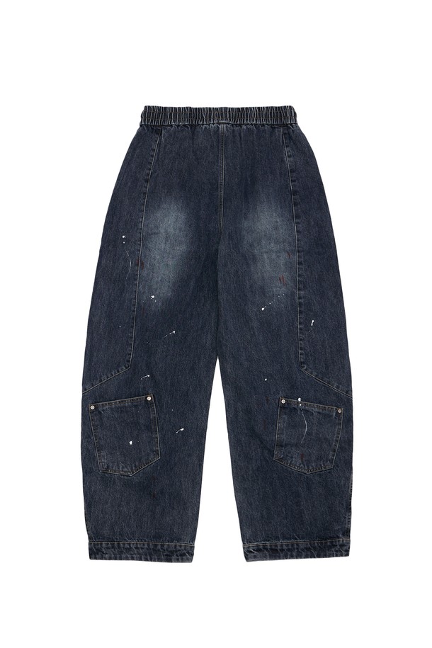 블랙과 블루, 두 가지 색상으로 출시된 페인팅 데님 팬츠입니다. 면 85%, 폴리에스터 15% 혼방의 데님 소재로 제작되었으며, 워싱 가공을 통해 빈티지한 멋을 더했습니다. 루즈핏으로 편안한 착용감을 선사하며, 봄, 가을 시즌에 활용하기 좋습니다. 캐주얼, 미니멀, 스트리트 스타일을 즐기는 남성분들께 '동네 마실룩'이나 '가을 나들이룩'으로 추천합니다.
