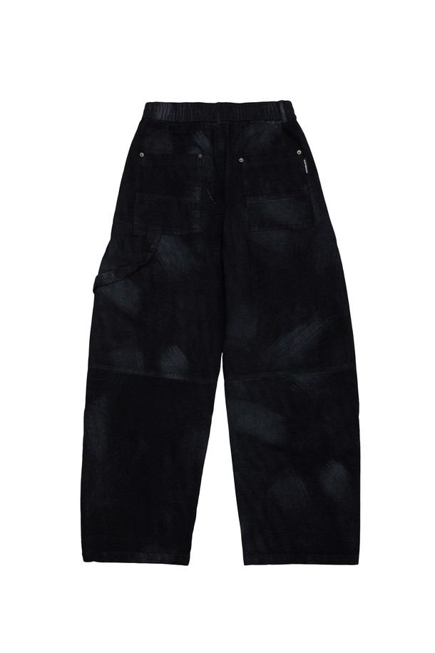 블랙과 브라운 컬러로 만나보는 피치 더블니 카펜터 데님 팬츠입니다. 캐주얼, 스트릿, 워크웨어 스타일을 아우르는 이 바지는 봄, 가을, 겨울 시즌에 착용하기 좋은 두꺼운 두께감의 긴 기장 데님 팬츠입니다. 루즈핏으로 제작되어 편안한 착용감을 선사하며, 뻣뻣한 촉감과 더블니 디테일, 카펜터 스타일이 특징입니다. 일상 속 편안한 동네 마실룩이나 겨울 데일리룩에 활용하기 좋은 아이템입니다.
